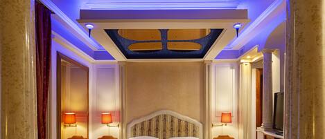 Suite | Minibar, caja fuerte, escritorio y cortinas opacas