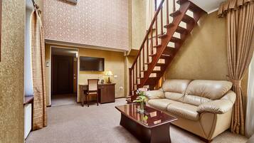 Familiekamer | 1 slaapkamer, een minibar, een kluis op de kamer, een bureau