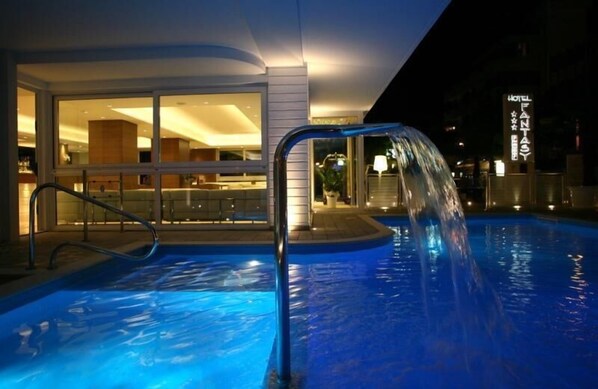 Piscine extérieure (ouverte en saison)