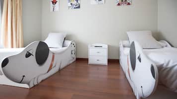 Familiekamer (2 adults and 2 children) | 1 slaapkamer, luxe beddengoed, Tempur Pedic-bedden, een minibar