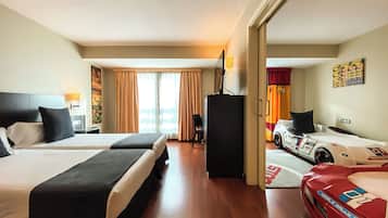 Chambre Familiale (2 adults and 2 children) | Literie de qualité supérieure, matelas Tempur-Pedic, minibar