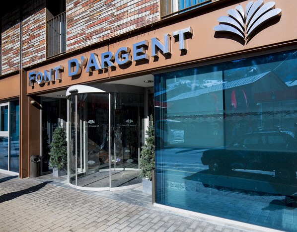 A storefront with the sign 'FONT D'ARGENT'. - Hotel Font d'Argent Canillo (Canillo)