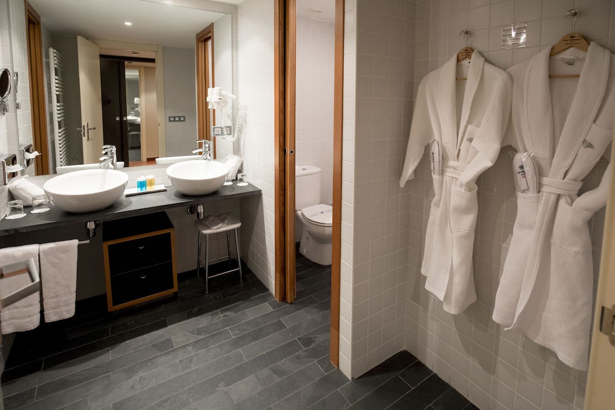 premium double room | bathroom | combined shower/bathtub, free toiletries, hair dryer, towels