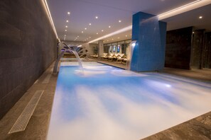 Indoor pool, sun loungers