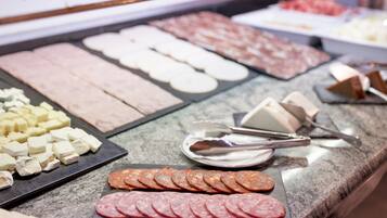 Petit déjeuner buffet (12 EUR par personne)