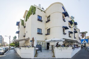 Porch - TLV 88 Sea Hotel (Tel Aviv)