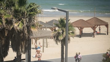 Beach nearby, white sand, beach towels