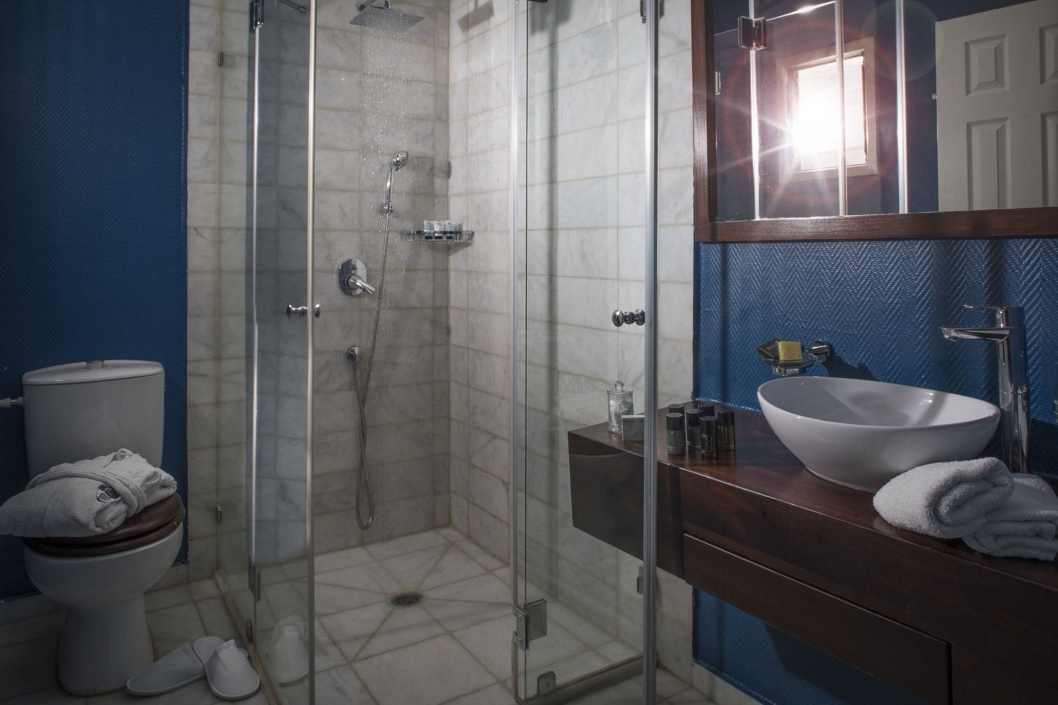 rainfall showerhead, free toiletries, hair dryer, towels