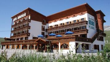 Vista frontal de la propiedad