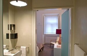 Ensemble douche/baignoire, articles de toilette de luxe, peignoirs