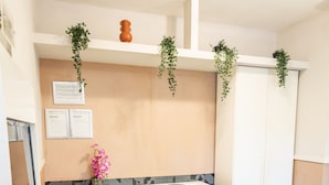 Um banheiro moderno com piso de madeira, uma banheira e plantas decorativas.
