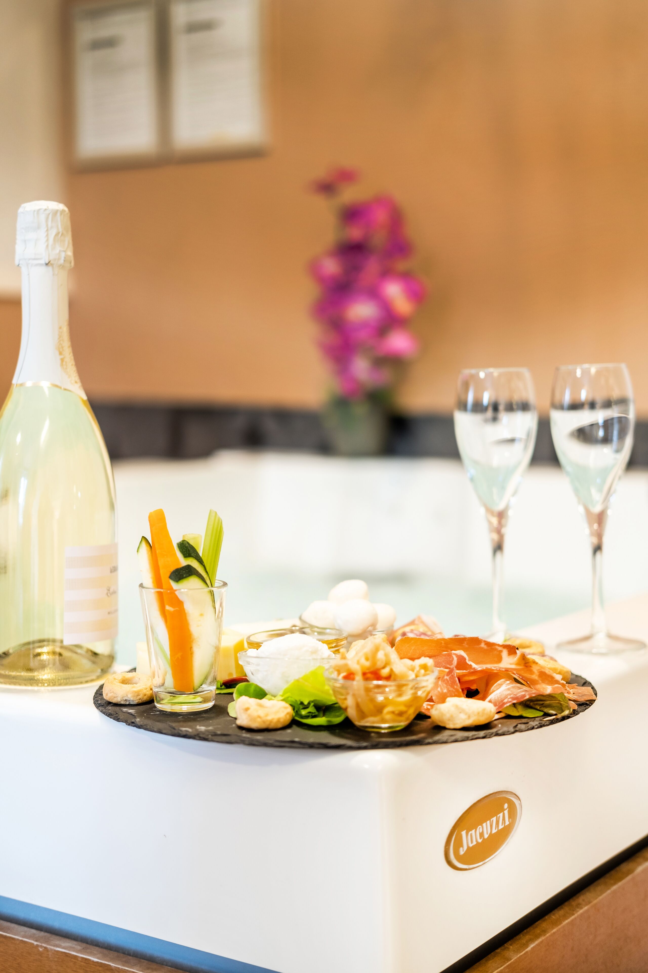 Suite, bañera de hidromasaje (Breakfast at Navona Street Hotel) | Minibar, caja fuerte, escritorio y espacio para trabajar con un portátil