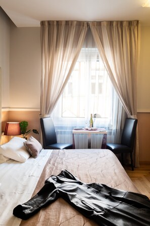 Dobbeltrom – deluxe, massasjebadekar (Breakfast at Navona Street Hotel) | Minibar, safe på rommet, skrivebord og skrivebord for bærbar PC