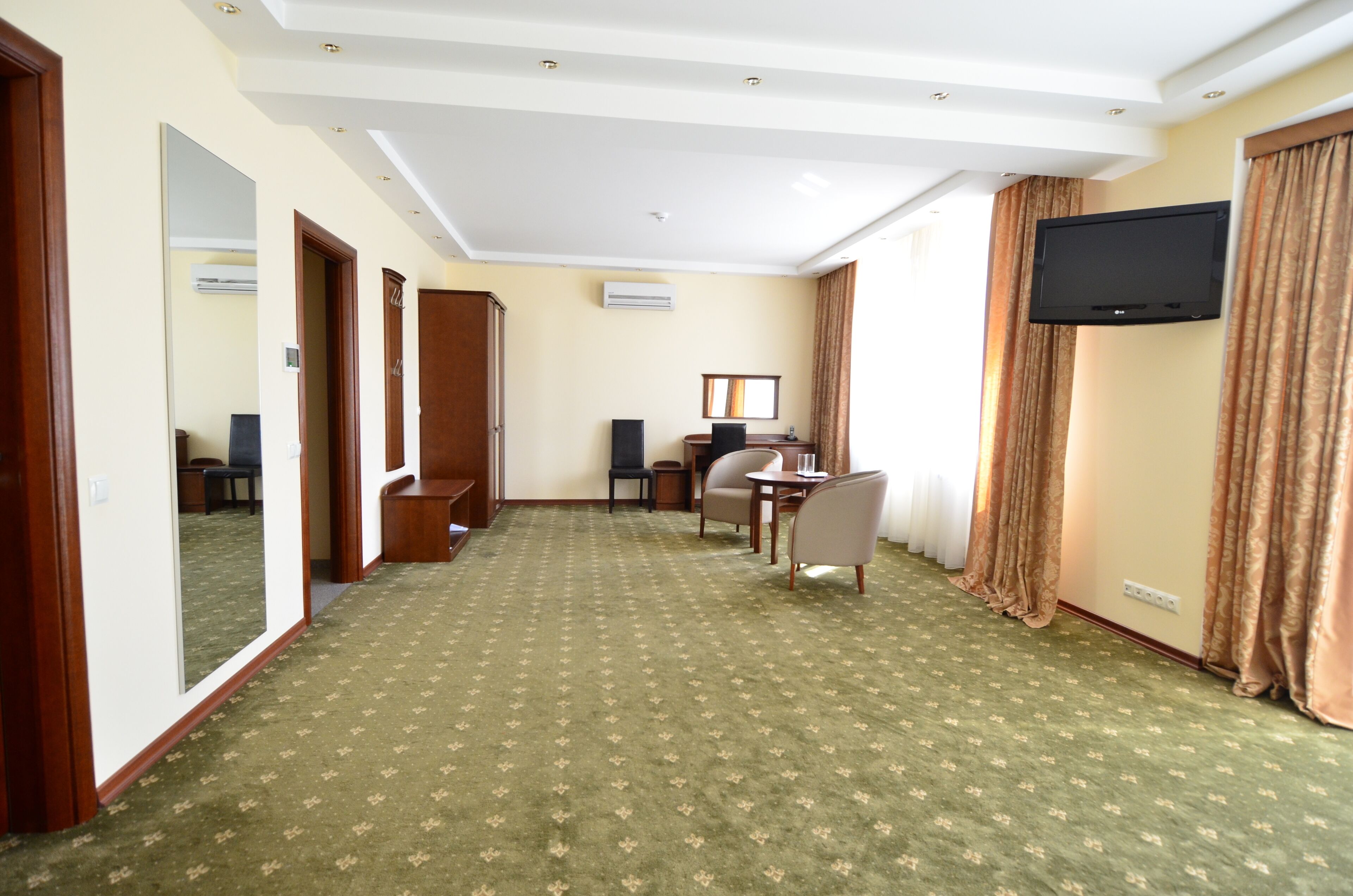 جناح | أغطية فراش متميزة وميني بار وخزنة داخل الغرفة ومكتب