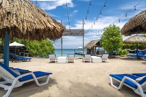 On the beach, sun-loungers, beach umbrellas, beach towels - Hotel Coralina Island (Rosario Islands)