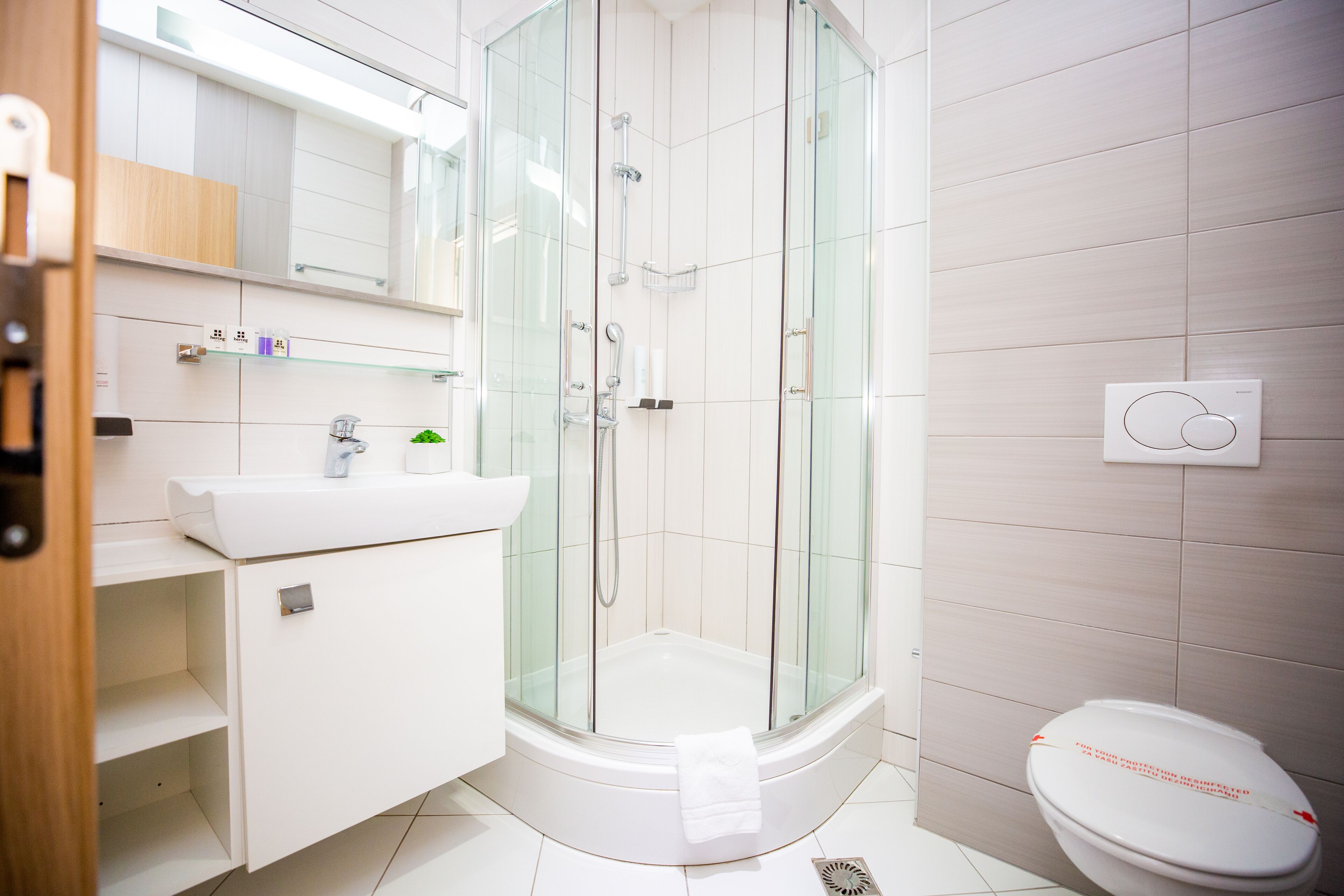 standard twin room | bathroom | shower, hair dryer, towels