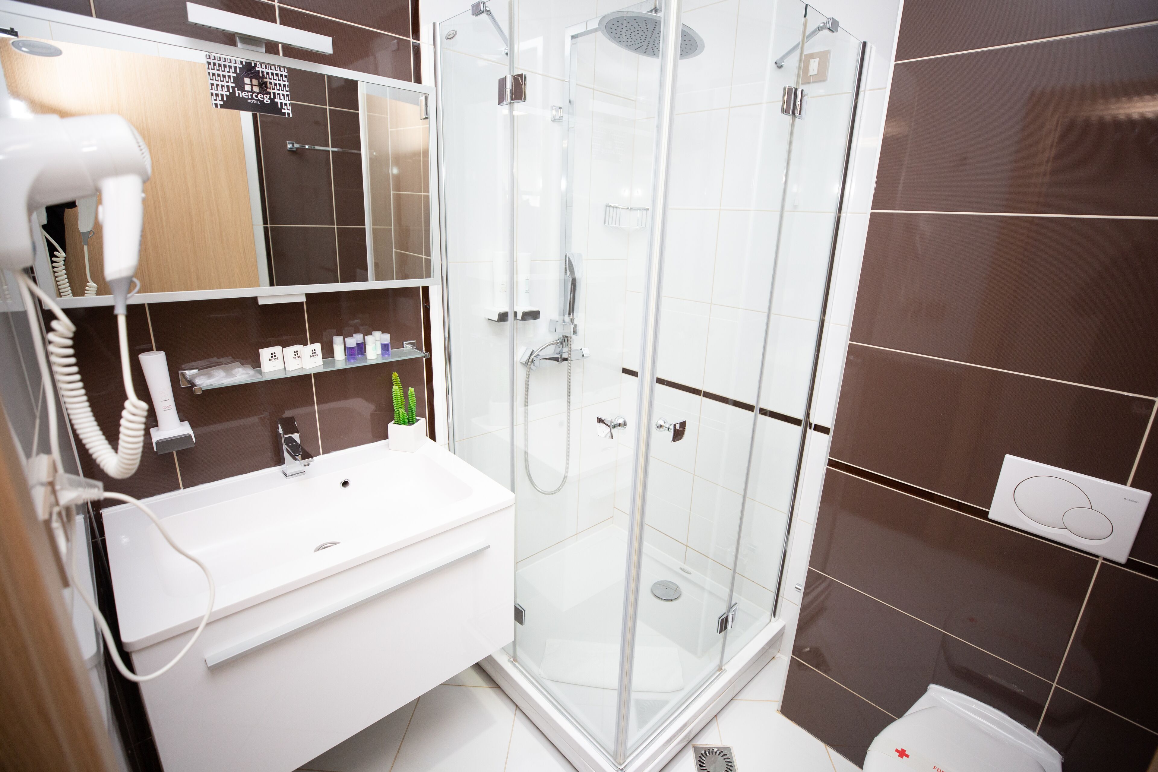 standard single room | bathroom | shower, hair dryer, towels