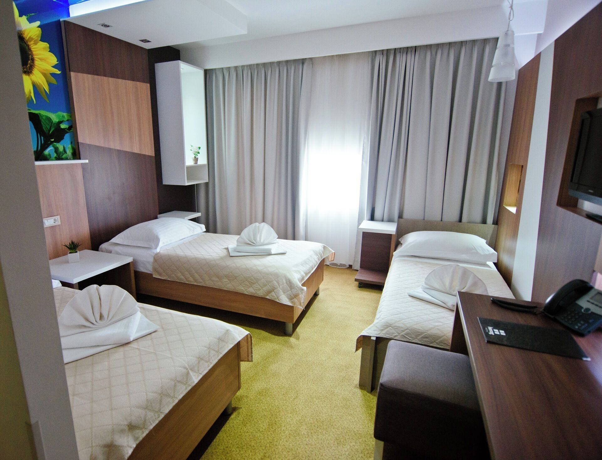 Tremannsrom – standard | Sengetøy av topp kvalitet, dundyner, memory foam-senger og minibar