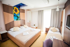 Kamar Double Standar | Seprai premium, selimut bulu angsa, busa memori, dan minibar
