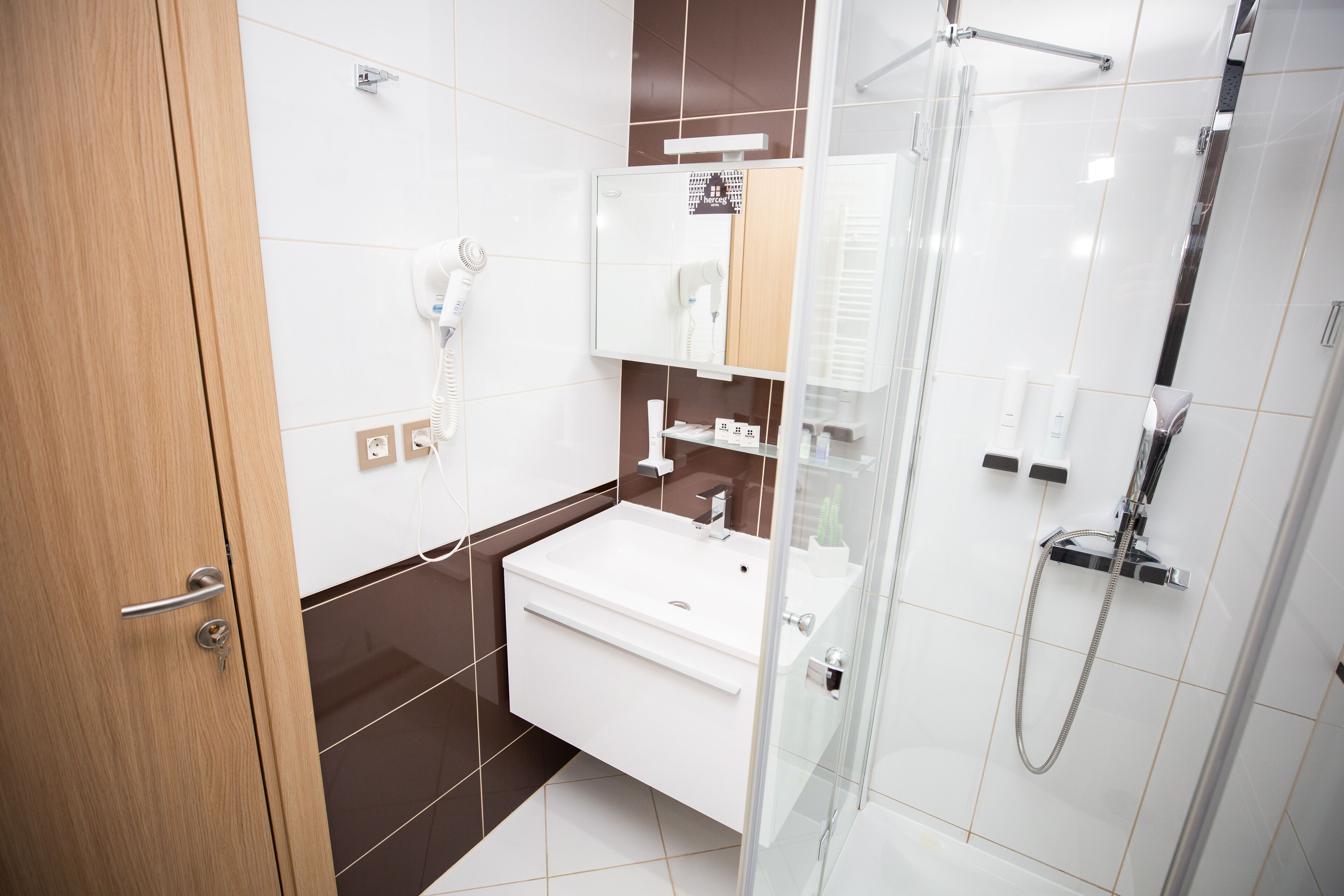 standard single room | bathroom | shower, hair dryer, towels