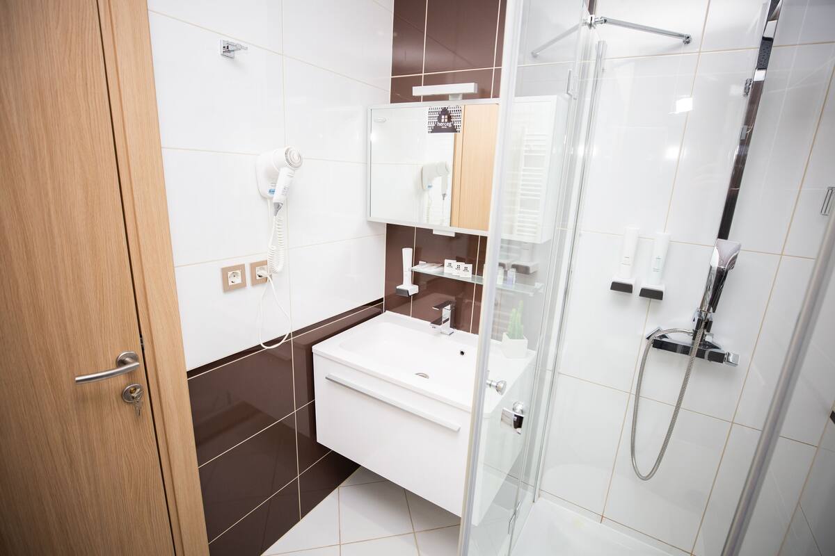 standard single room | bathroom | shower, hair dryer, towels