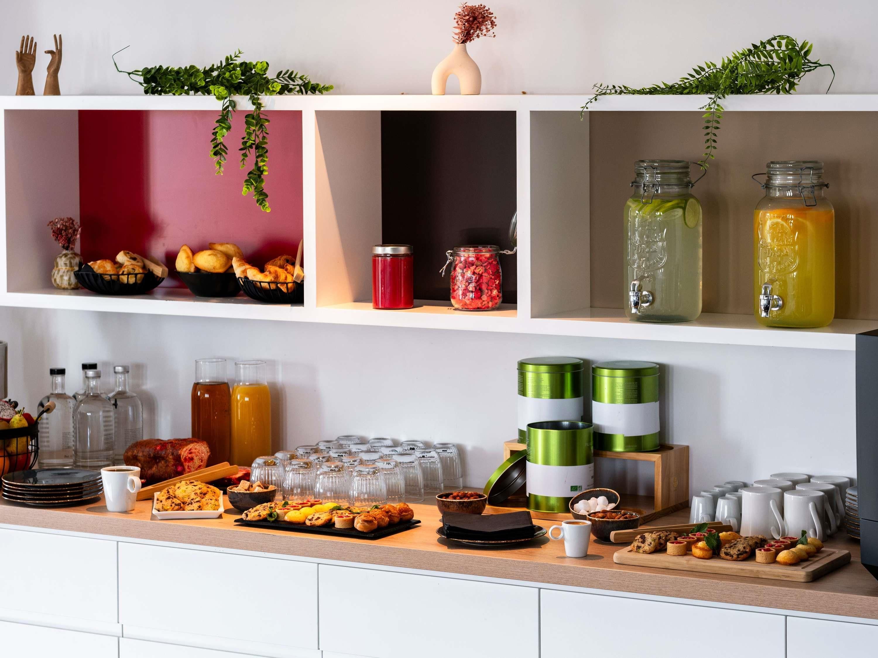 Un buffet de petit-déjeuner proposant une variété d’aliments, de boissons et d’accompagnements.