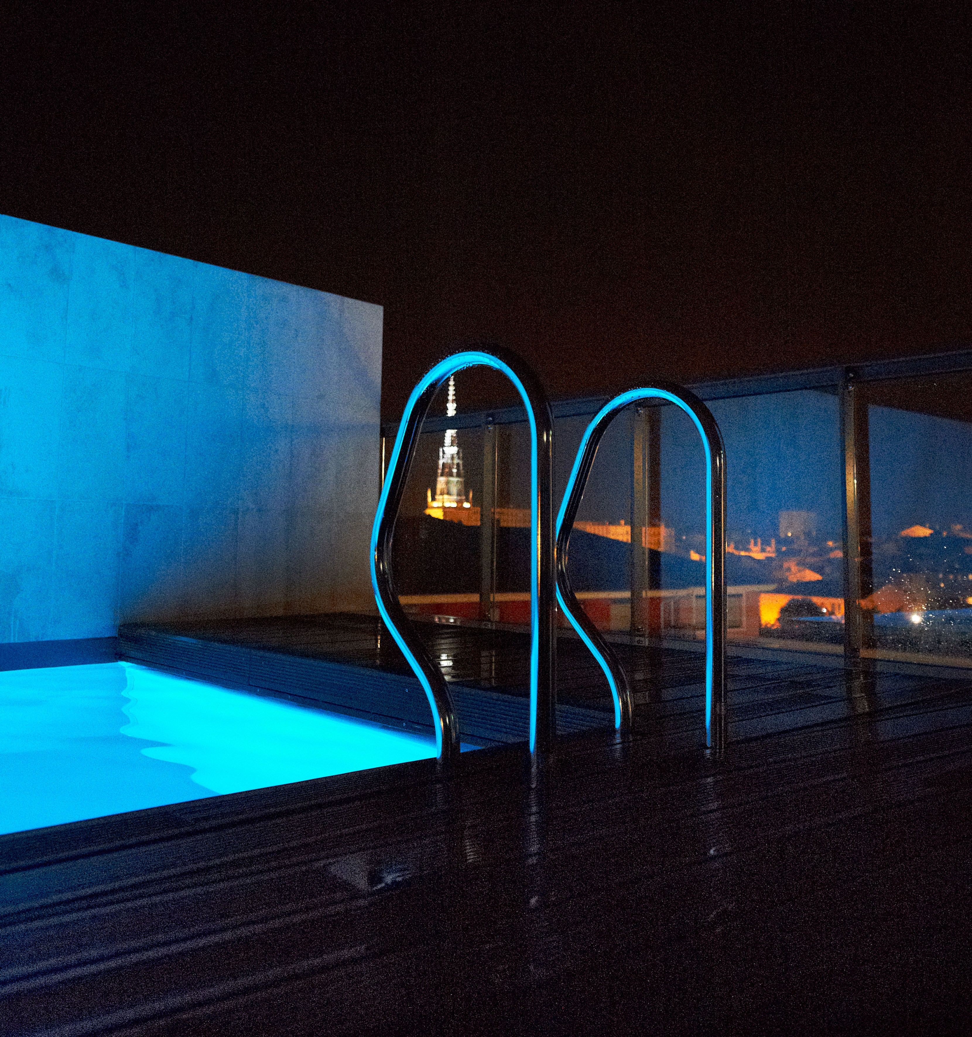 Una piscina al aire libre, tumbonas