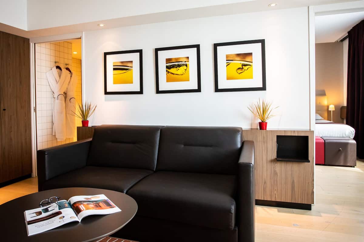 スーペリア スイート ダブルベッド 1 台ソファーベッド付き | 高級寝具、セーフティボックス (室内)、デスク、遮光カーテン