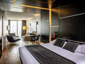 Junior-Suite, 1 King-Bett und Schlafsofa | Hochwertige Bettwaren, Zimmersafe, Schreibtisch, Verdunkelungsvorhänge