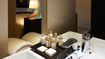 Junior Suite, 1 King Bed with Sofa bed | Bathroom | Eco-friendly toiletries, hair dryer, towels