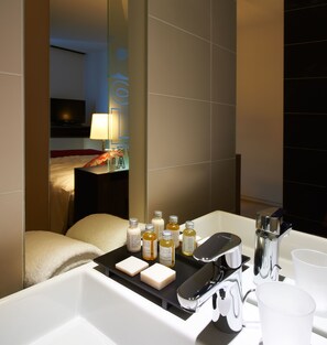 Junior Suite, 1 King Bed with Sofa bed | Bathroom