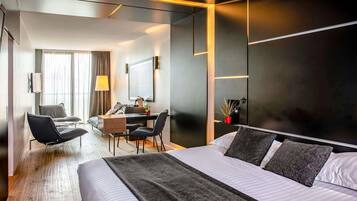 Junior suite, 1 kingsize bed met slaapbank | Luxe beddengoed, een kluis op de kamer, een bureau