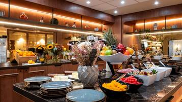 Petit déjeuner buffet (19.00 EUR par personne)