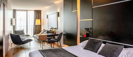 Suite junior, 1 cama King size y sofá cama | Ropa de cama de alta calidad y caja de seguridad en la habitación