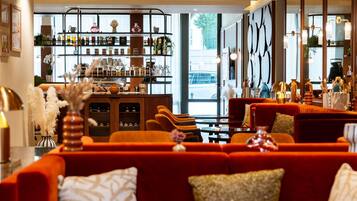 Déjeuner et dîner servis sur place, spécialités Cuisine française