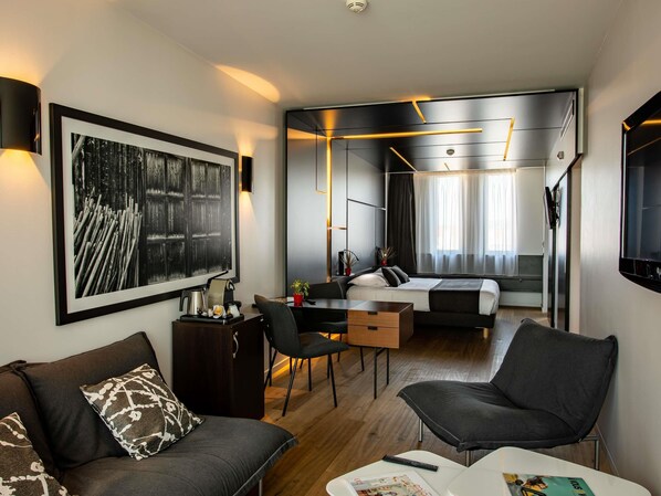 Junior-Suite, 1 King-Bett und Schlafsofa | Hochwertige Bettwaren, Zimmersafe, Schreibtisch, Verdunkelungsvorhänge