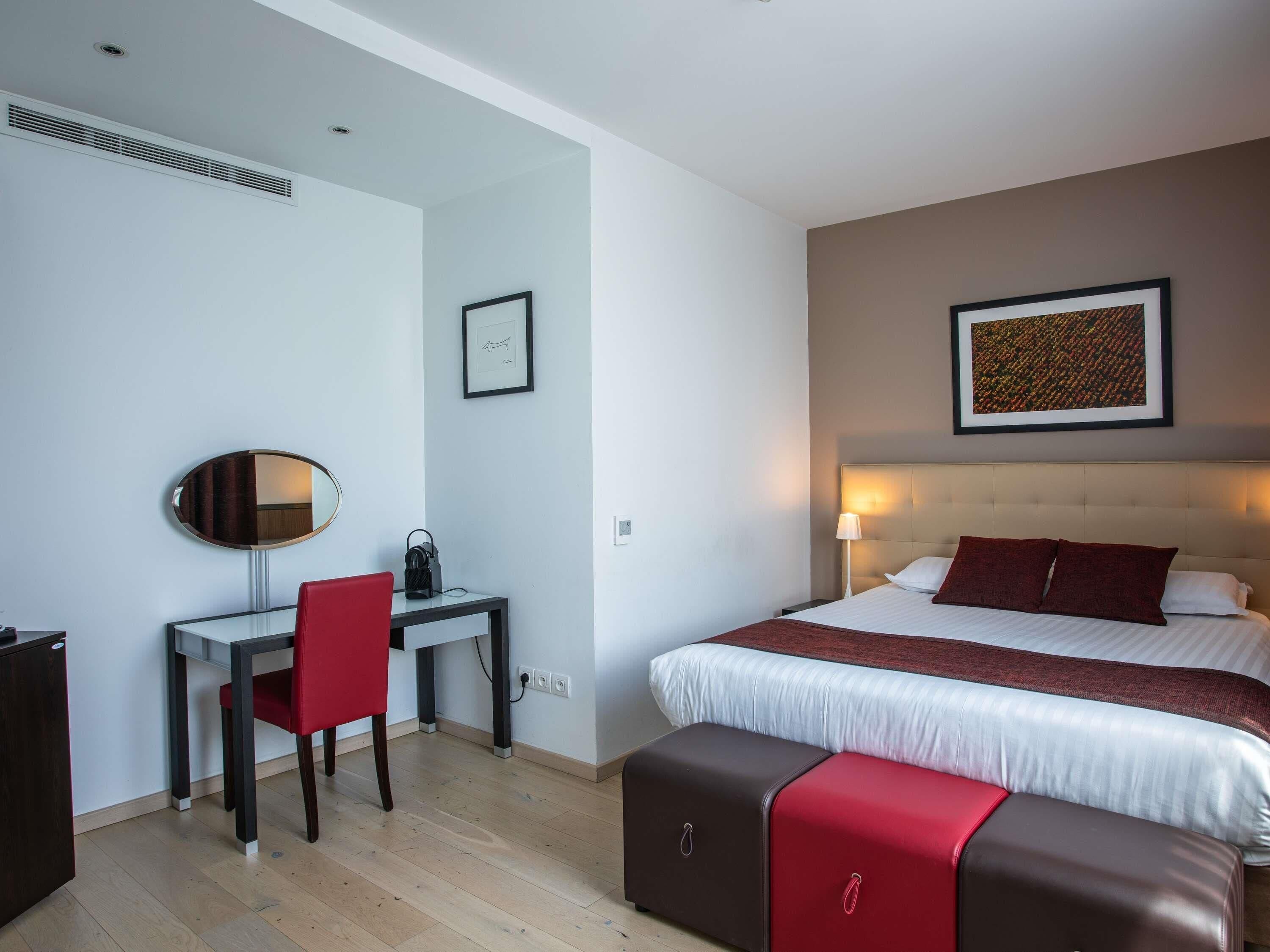 Superior Suite, 1 Katil Kelamin (Double) dengan Katil Sofa | Peralatan tempat tidur premium, peti besi dalam bilik, meja 