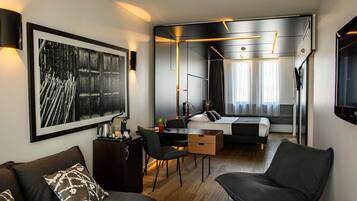 Suite – junior, 1 kingsize-seng med sovesofa | Sengetøy av topp kvalitet, safe på rommet og skrivebord