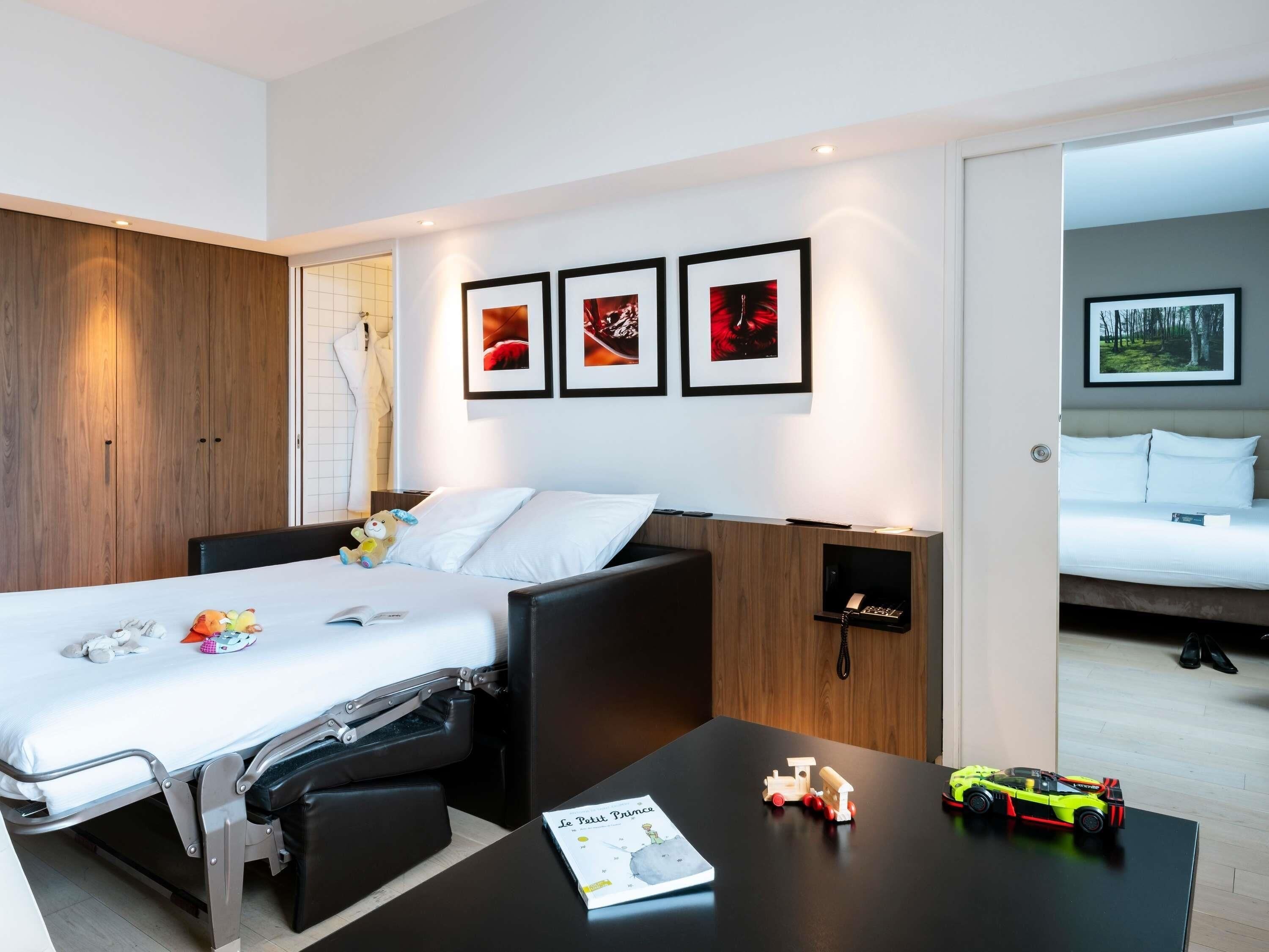 Superior Süit, 1 Çift Kişilik Yatak ve Çekyat | Kaliteli yatak takımı, odada kasa, masa, güneşlik/perde 