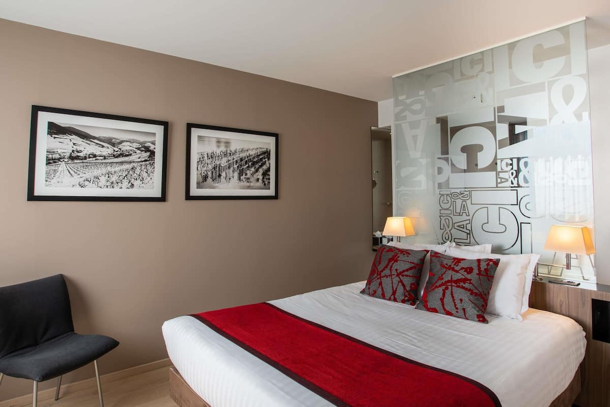 Habitación superior, 1 cama matrimonial | Ropa de cama de alta calidad y caja de seguridad en la habitación