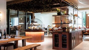 Makan tengah hari dan makan malam dihidangkan, masakan Perancis