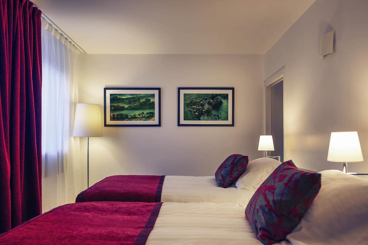 スーペリア ツインルーム シングルベッド 2 台 | 高級寝具、セーフティボックス (室内)、デスク、遮光カーテン