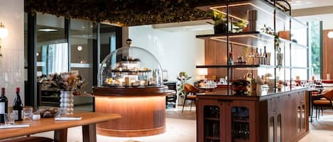 Se sirven almuerzos y cenas, cocina francesa