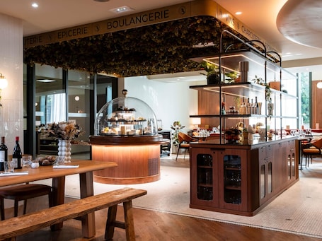 Lunch and dinner served . Hotel Mercure Villefranche-sur-Saone