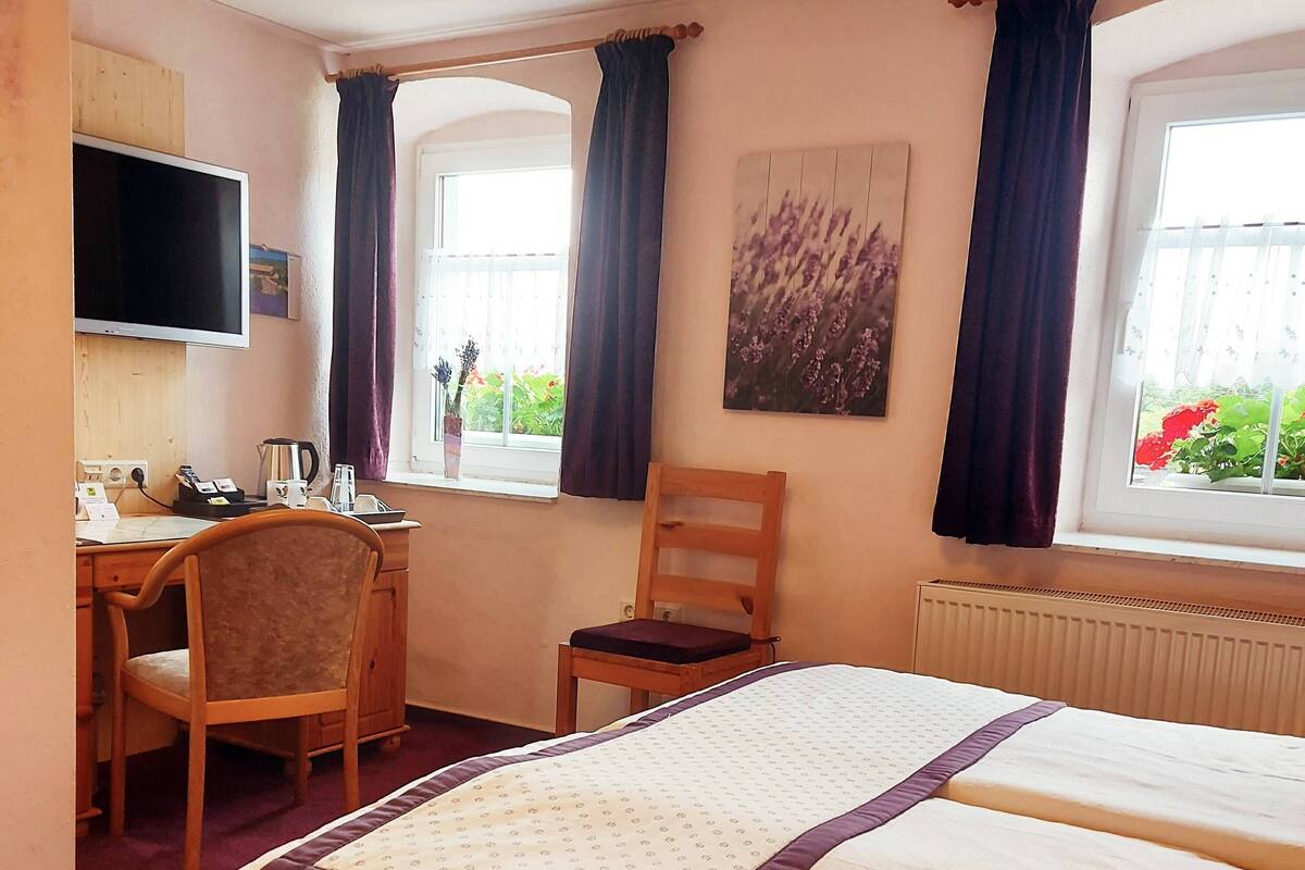 Hypo-allergenic bedding, minibar, individually decorated