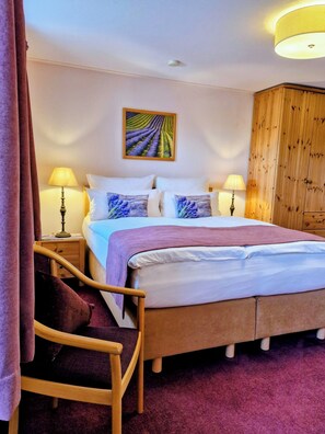 Habitación doble estándar | Ropa de cama hipoalergénica, minibar y decoración personalizada 