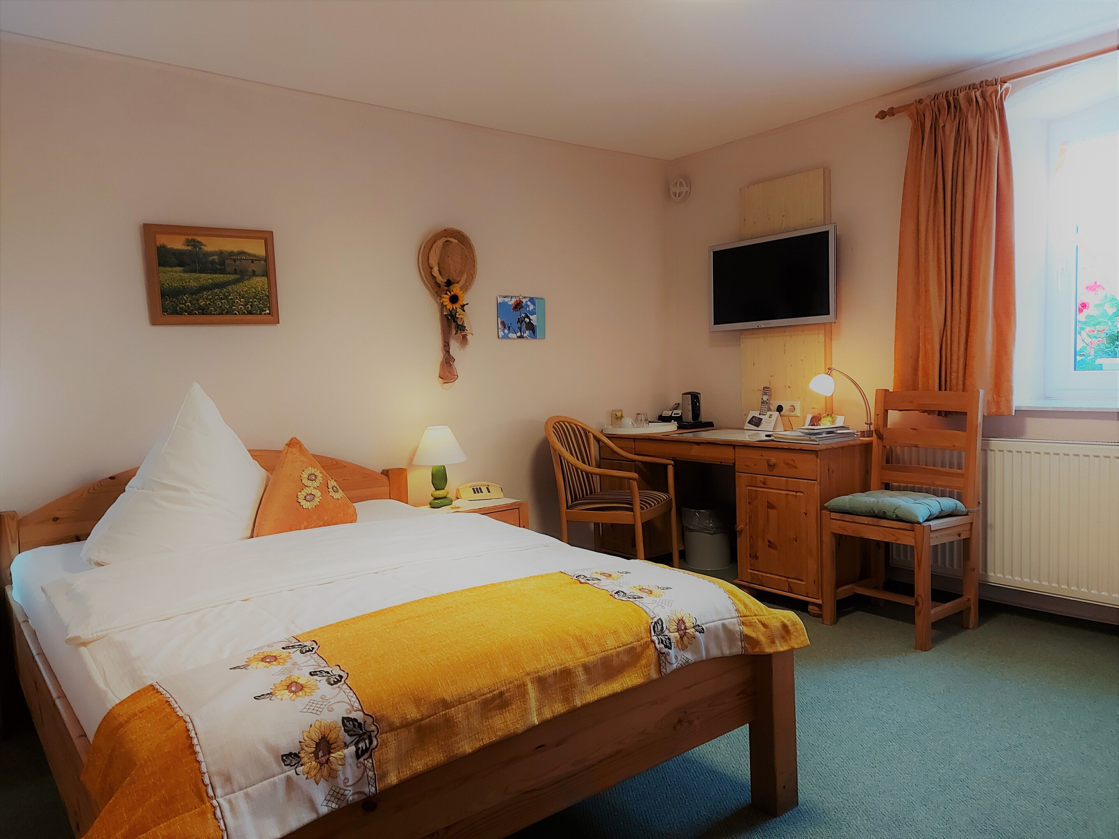 Hypo-allergenic bedding, minibar, individually decorated