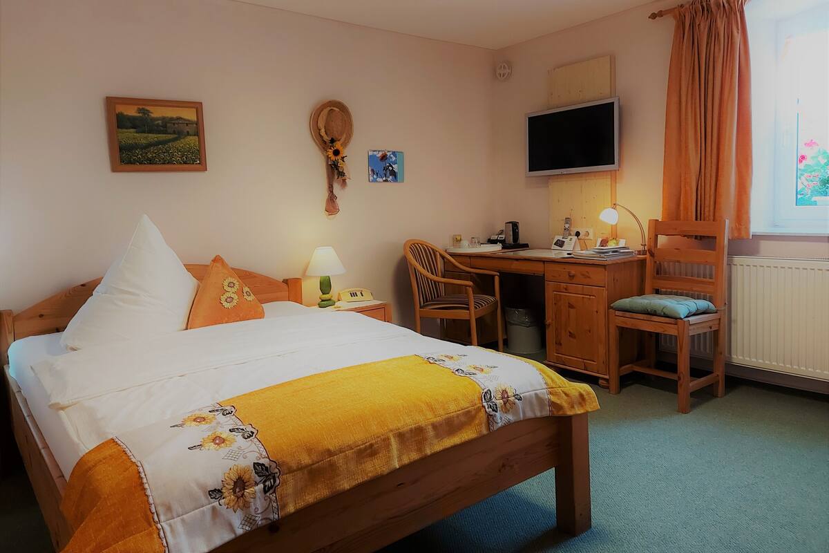 Hypo-allergenic bedding, minibar, individually decorated