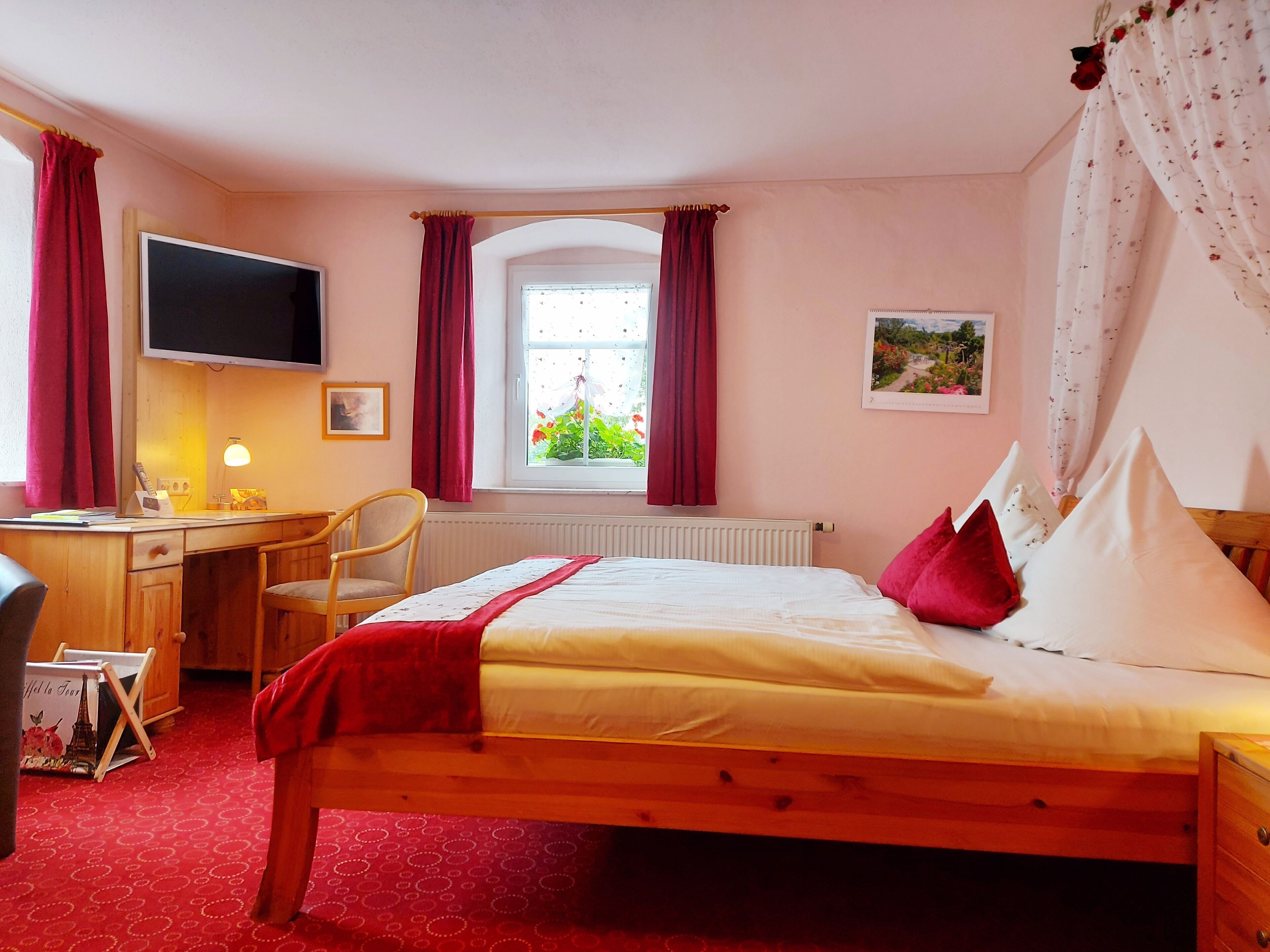 Hypo-allergenic bedding, minibar, individually decorated