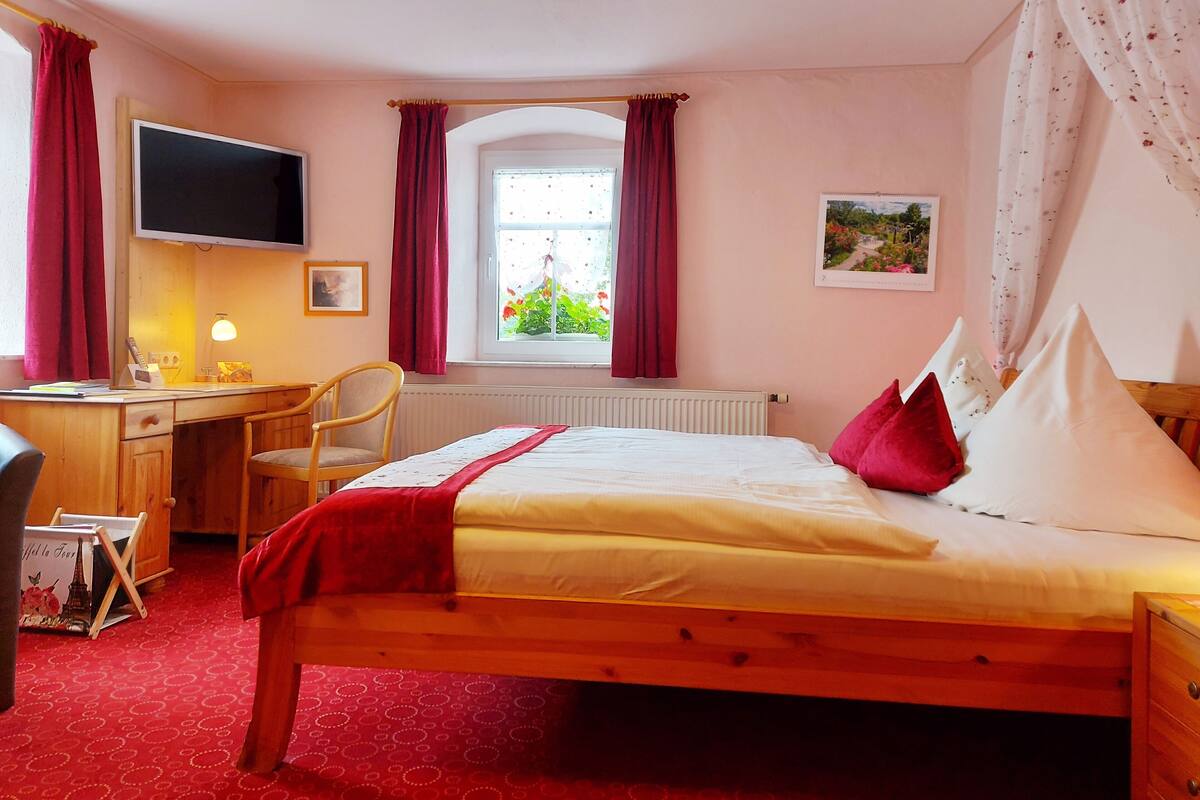 Hypo-allergenic bedding, minibar, individually decorated